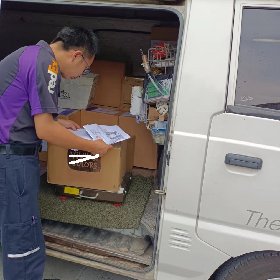 FEDEX ofizialak Indiako bezeroei bidaltzeko akuarela pintura arrakastaz